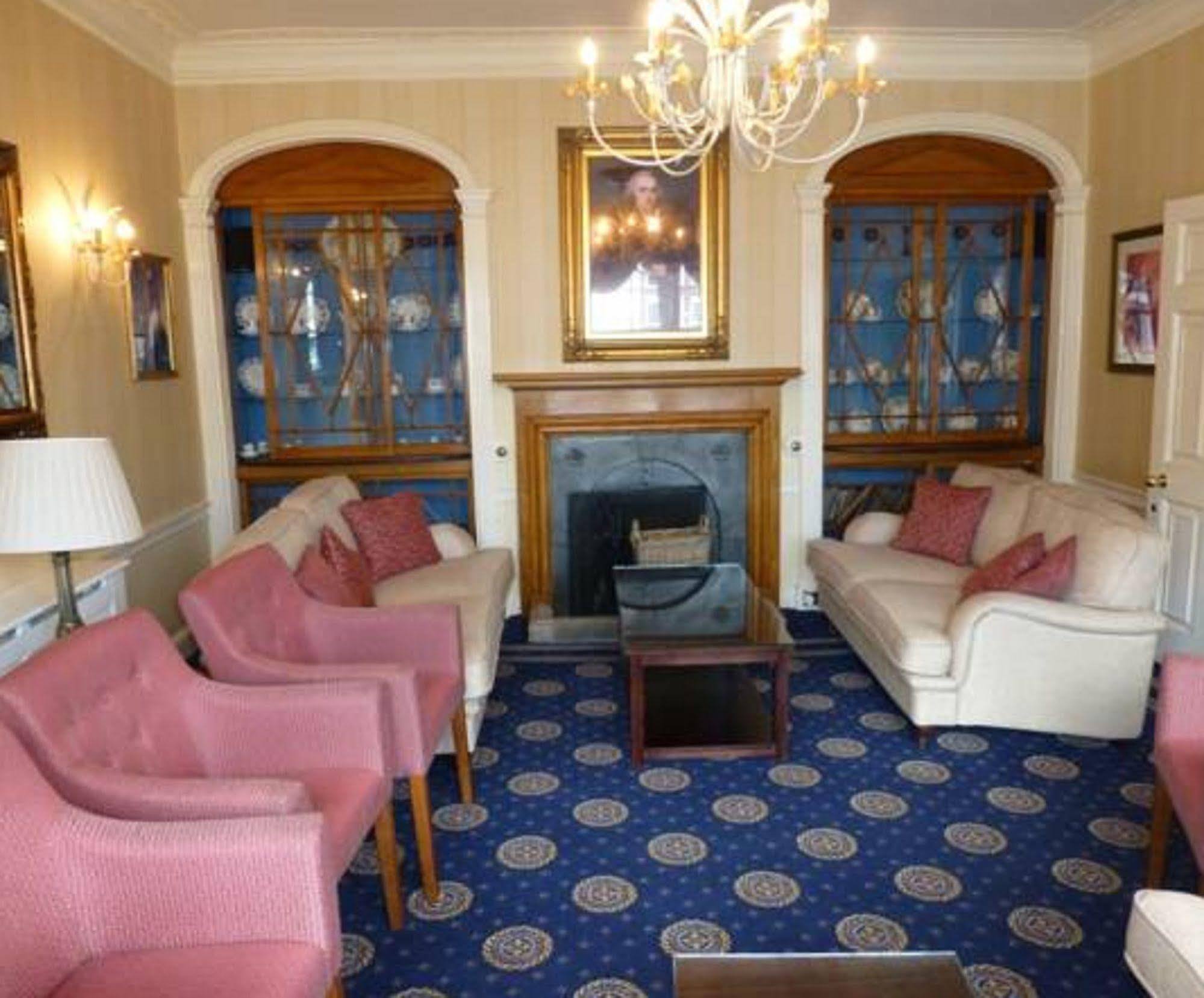 The Bear Hotel Девизес Екстериор снимка