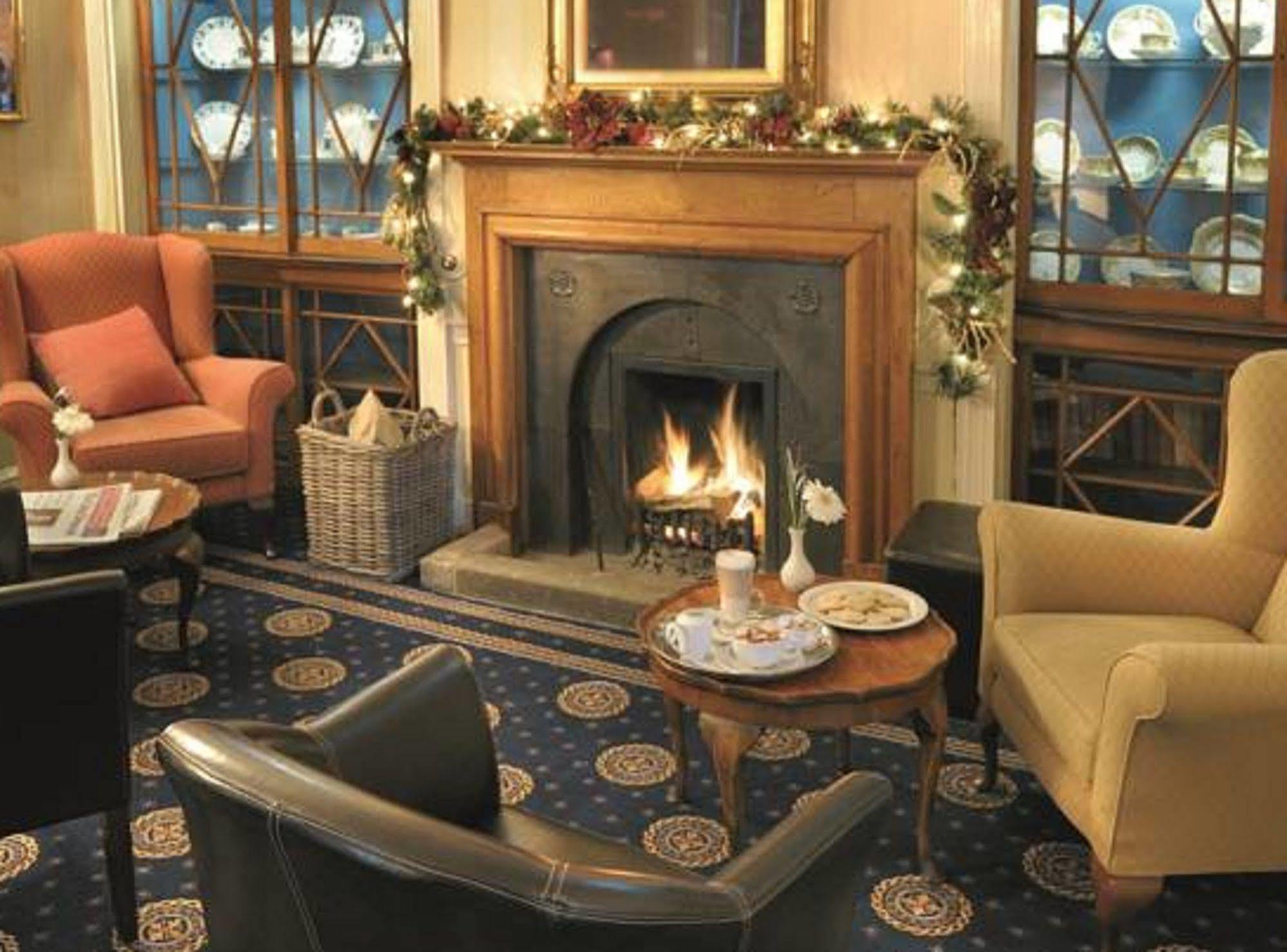 The Bear Hotel Девизес Екстериор снимка