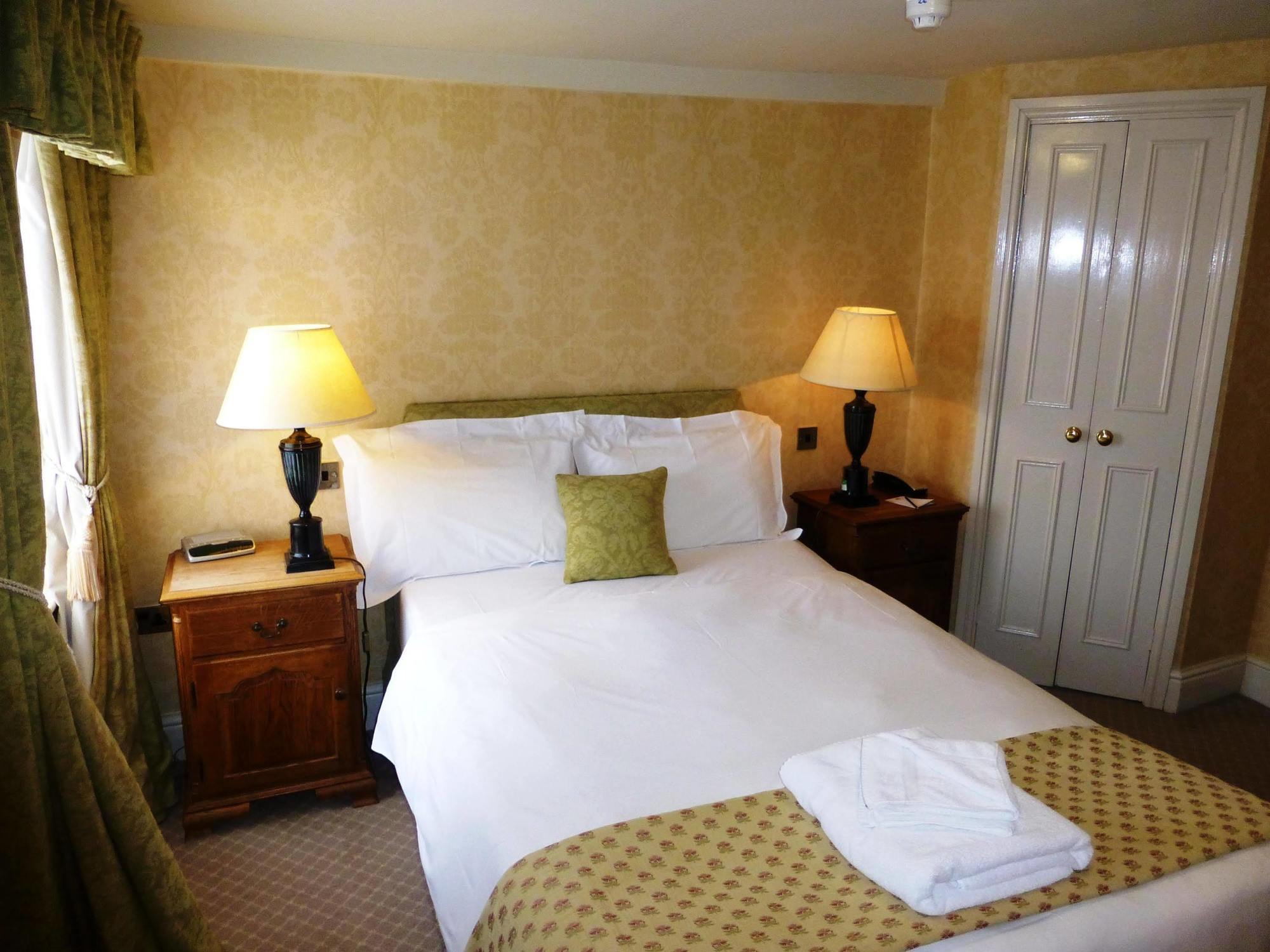 The Bear Hotel Девизес Екстериор снимка