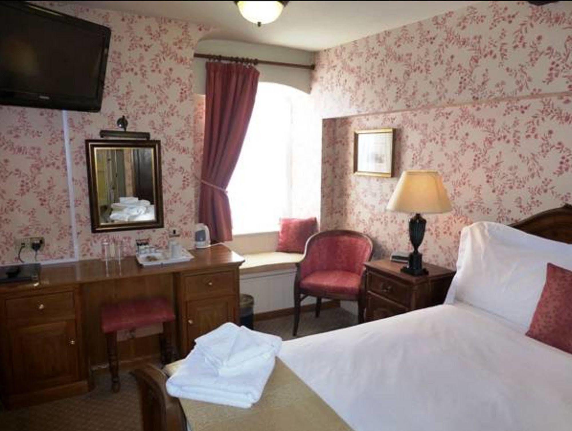 The Bear Hotel Девизес Екстериор снимка