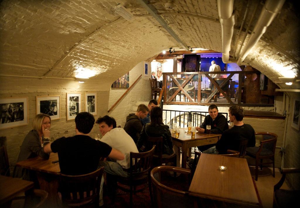 The Bear Hotel Девизес Екстериор снимка